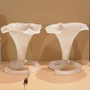 A PAIR OF VINTAGE FROSTED TRUMPETS 9 1/2" HIGH TABLE LAMPS